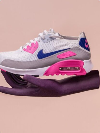 d03-Img-Sneaker-Hand.jpg